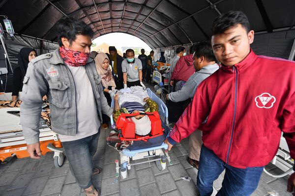 آسیب دیدگان در زلزله در جزیره لومبوک- اندونزیا - اسپوتنیک افغانستان  