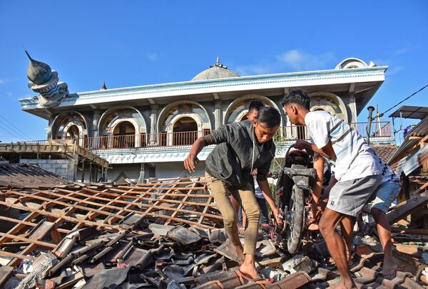 آسیب دیدگان در زلزله در جزیره لومبوک- اندونزیا - اسپوتنیک افغانستان  