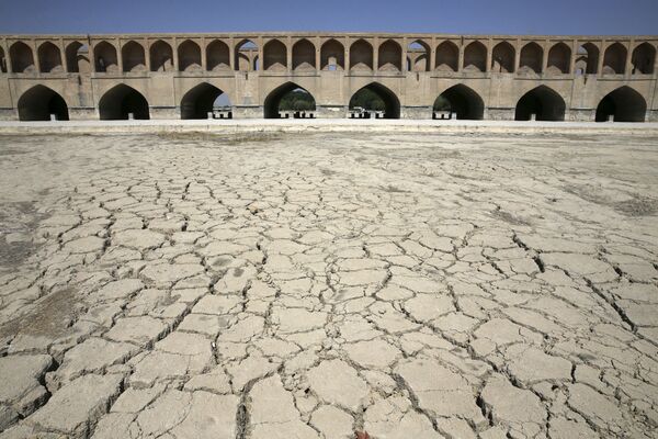 رودخانه خشک شده «زاینده رود» - اصفهان، ایران - اسپوتنیک افغانستان  