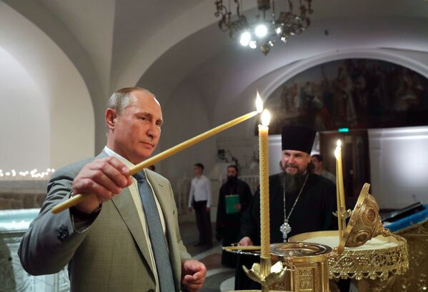 ولادیمیر پوتین، رئیس جمهور روسیه هنگام بازدید از کلیسای در کریمیا - اسپوتنیک افغانستان  