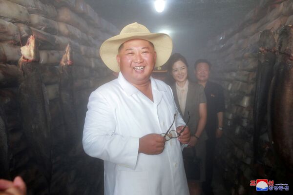 کیم جونگ اون، رهبر کوریای شمالی هنگام بازدید از کارخانه پرورش ماهی - اسپوتنیک افغانستان  