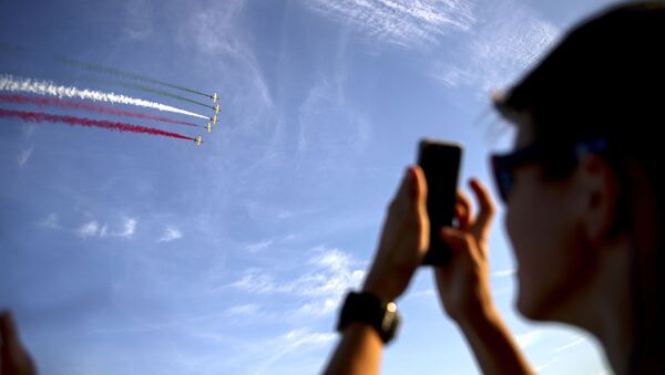 Зритель фотографирует показательное выступление пилотажной группы Русь во время авиашоу Я выбираю небо! в Казани - اسپوتنیک افغانستان  