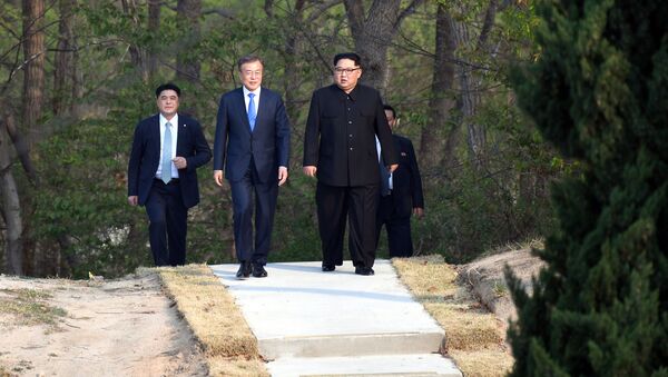 Лидеры Северной и Южной Корей Ким Чен Ын и Мун Чжэ Ин во время встречи в деревне Пханмунджом в демилитаризованной зоне, разделяющей две Кореи - اسپوتنیک افغانستان  