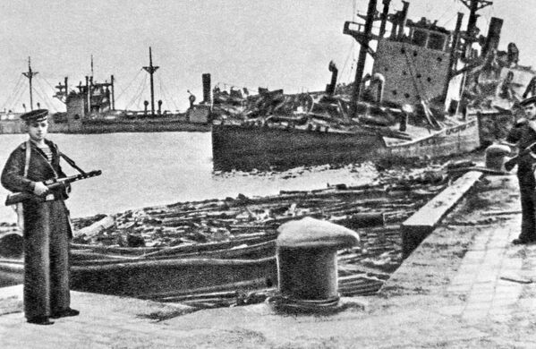 کشتی های جاپان که در نتیجه حملات هوایی شوروی تخریب شده بودند - اسپوتنیک افغانستان  