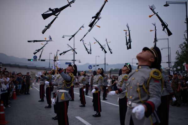 رسم گذشت نظامی به مناسبت ۷۰-مین سالگرد آزادی کوریا از استعمار جاپان – سئول، کوریای جنوبی - اسپوتنیک افغانستان  