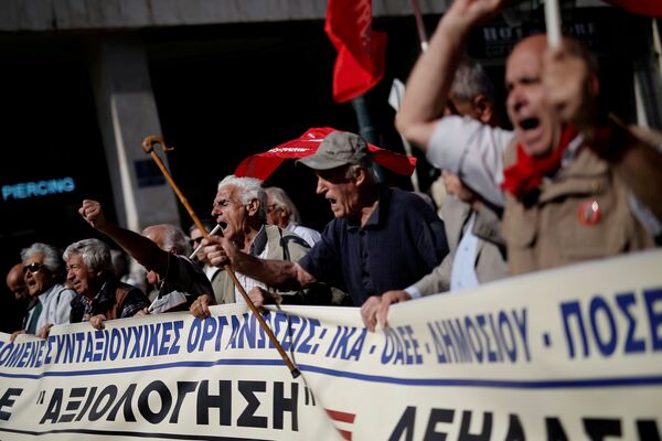 تظاهرات بازنشستگان علیه اقدامات سختگیرانه اقتصادی حکومت یونان - آتن، اکتوبر ۲۰۱۷ - اسپوتنیک افغانستان  