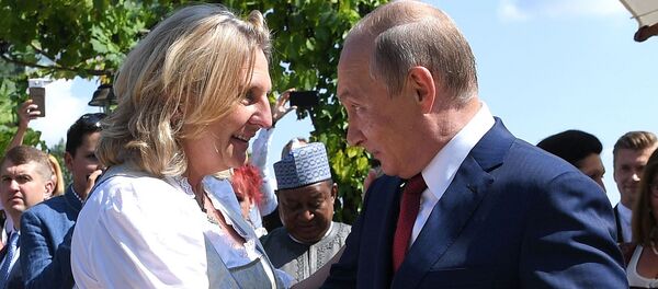 کارین کنایسل و ولادیمیر پوتین کارین کنایسل و ولادیمیر پوتین - اسپوتنیک افغانستان