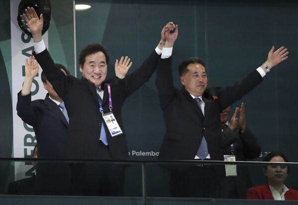 لی ناک-یون، نخست وزیر کوریای جنوبی و ری ریونگ نام، معاون نخست وزیر کوریای شمالی در مراسم افتتاح بازی‌های آسیایی 2018 در اندونیزیا - اسپوتنیک افغانستان  