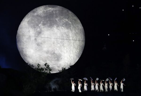 نمایش رقص با پس‌زمینه مهتاب در مراسم افتتاح بازی‌های آسیایی 2018 در اندونیزیا - اسپوتنیک افغانستان  
