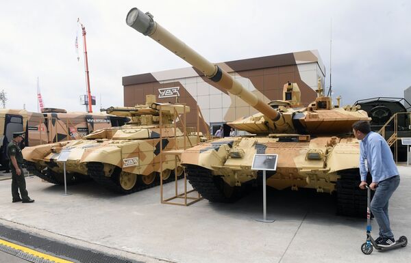 تانک پشتیبان یا تانک «ترمیناتور» (سمت چپ) و تانک «ت-90آ» روسی در نمایشگاه بین‌المللی نظامی  «ارتش 2018» روسیه - اسپوتنیک افغانستان  