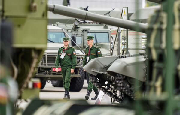 نظامیان در نمایشگاه بین‌المللی نظامی «ارتش 2018» روسیه. - اسپوتنیک افغانستان  