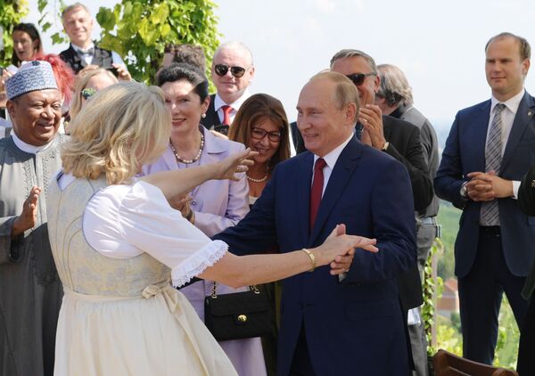 رقص ولادیمیر پوتین، رئیس جمهور روسیه با کارین کنایسل، وزیر امور خارجه اتریش - اسپوتنیک افغانستان  