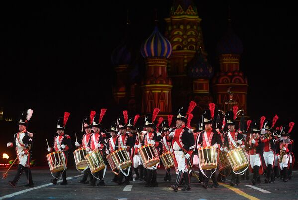ارکستر نظامی سوئیس در مراسم افتتاحیه یازدهمین جشنواره موسیقی «برج اسپاسکی» - میدان سرخ، مسکو - اسپوتنیک افغانستان  