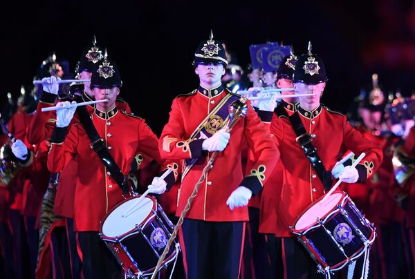 ارکستر نظامی بریتانیا در مراسم افتتاحیه یازدهمین جشنواره موسیقی «برج اسپاسکی» - میدان سرخ، مسکو - اسپوتنیک افغانستان  
