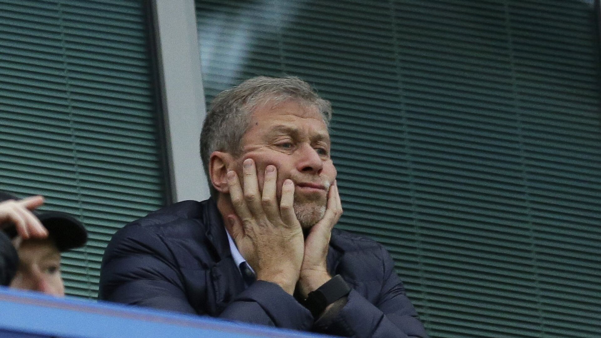 In this file photo dated Saturday, Dec. 19, 2015, Chelsea soccer club owner Roman Abramovich sits in his box before the English Premier League soccer match between Chelsea and Sunderland at Stamford Bridge stadium in London. Russian billionaire Roman Abramovich has received Israeli citizenship after his British visa has not been renewed. An Israeli Immigration and Absorption Ministry official says the Chelsea soccer club owner arrived in Israel Monday and was granted citizenship in accordance with an Israeli law granting that right to people of Jewish descent - اسپوتنیک افغانستان  , 1920, 12.03.2022