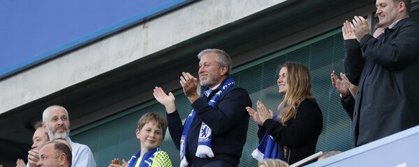 Chelsea FC owner Roman Abramovich, center, applauds at the end of the English Premier League last round soccer match between Chelsea and Sunderland at Stamford Bridge stadium in London, Sunday, May 21, 2017 - اسپوتنیک افغانستان  