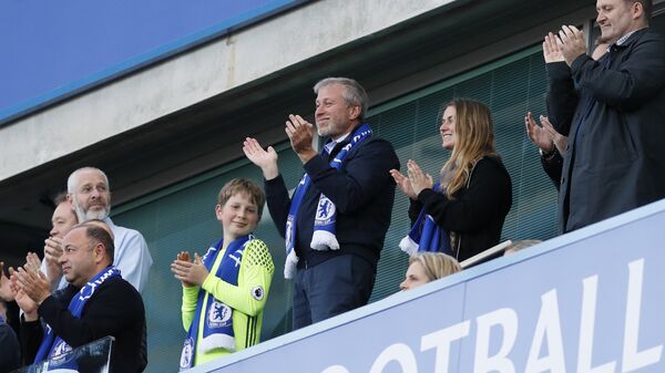 Chelsea FC owner Roman Abramovich, center, applauds at the end of the English Premier League last round soccer match between Chelsea and Sunderland at Stamford Bridge stadium in London, Sunday, May 21, 2017 - اسپوتنیک افغانستان  