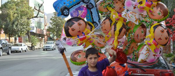 کودک پوقانهفروش در یکی از جادههای کابل کودک پوقانهفروش در یکی از جادههای کابل - اسپوتنیک افغانستان