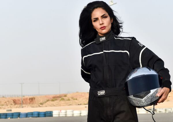 رنا المیمونی، رانندهٔ جذاب زن سعودی در مسابقات رانندگی در حومهٔ شهر ریاض - اسپوتنیک افغانستان  