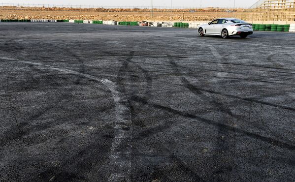 رنا المیمونی، رانندهٔ جذاب زن سعودی در مسابقات رانندگی در حومهٔ شهر ریاض - اسپوتنیک افغانستان  