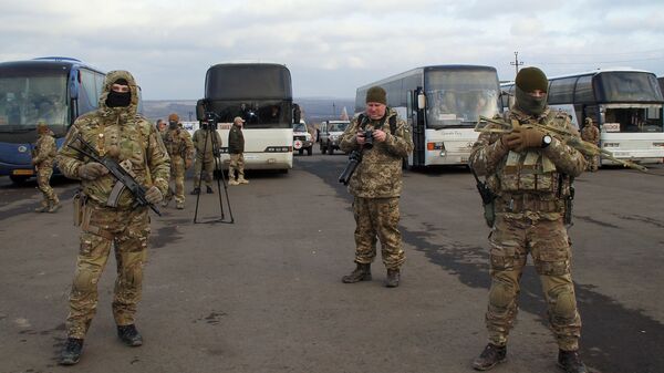 Украинские военнослужащие во время обмена пленными на нейтральной территории в Донбассе - اسپوتنیک افغانستان  
