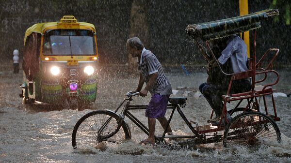 Велорикша во время муссонов в Индии - اسپوتنیک افغانستان  