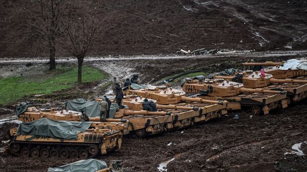 Турецкие военные на танках Leopard 2A4 рядом с сирийской границей. Архивное фото - اسپوتنیک افغانستان  