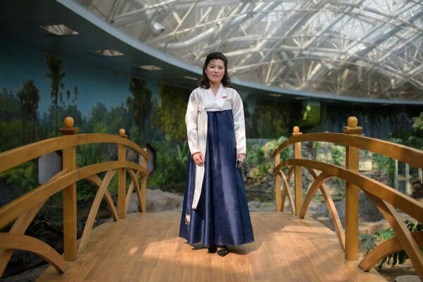 کیم سون هنگ ۲۶ ساله، راهنمای باغ وحش - پیونگ یانگ، کوریای شمالی - اسپوتنیک افغانستان  