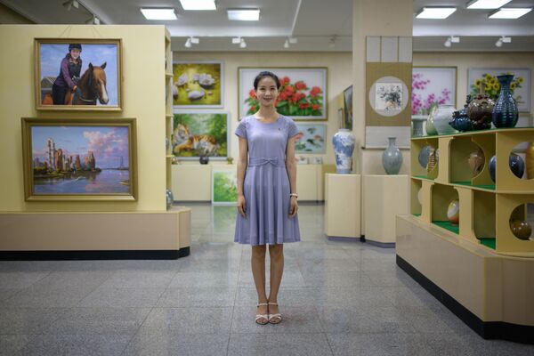 پاک اوم خایانگ، فروشنده ۲۴ ساله مغازه Mansudae - پیونگ یانگ، کوریای شمالی - اسپوتنیک افغانستان  