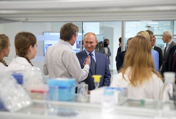 ولادیمیر پوتین، رئیس جمهور روسیه در حال بازدید از مرکز آموزشی «سیریوس» - اسپوتنیک افغانستان  
