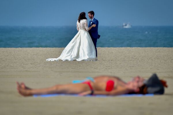 عروس و داماد در ساحل شهر دوویل، فرانسه - اسپوتنیک افغانستان  