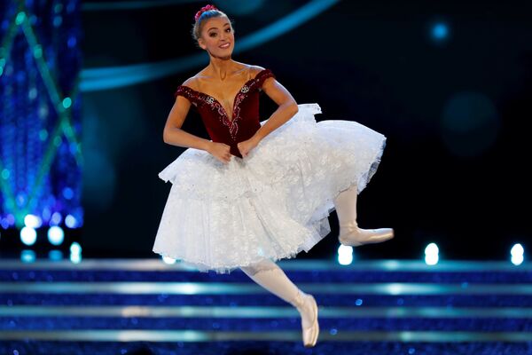 نماینده ایالت  آلاباما، کیلی والکر،  رقص در زمان مسابقه استعداد ها را اجرا می کند - اسپوتنیک افغانستان  