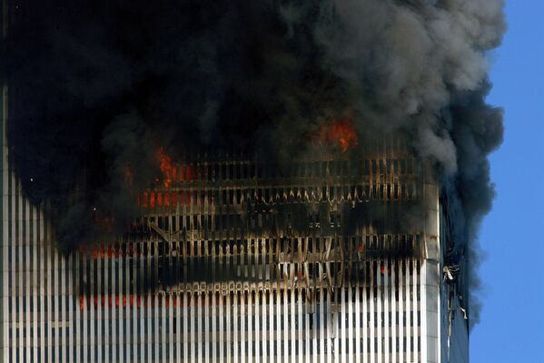 ساختمان مرکز تجارتی  امریکا پس از حمله تروریست ها آتش گرفت - اسپوتنیک افغانستان  