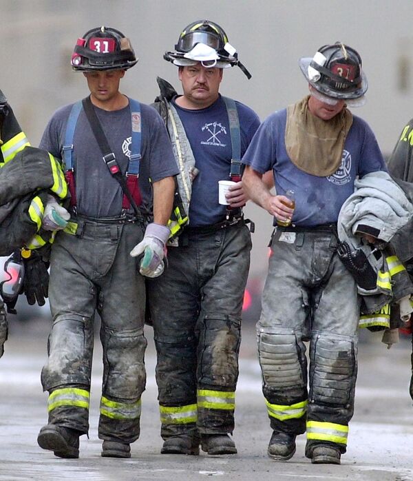 کارمندان آتش نشانی پس از حمله بر مرکز تجارت جهانی در نیویورک - اسپوتنیک افغانستان  