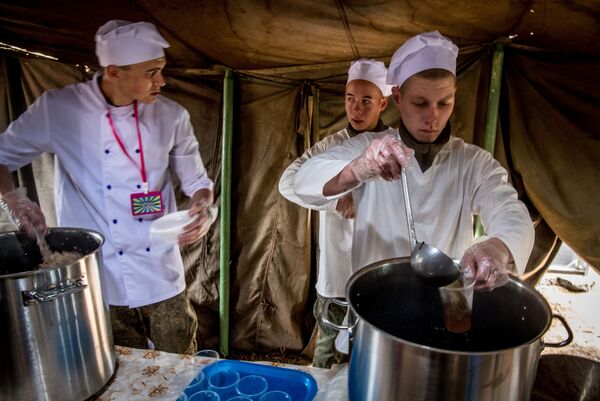 آشپزان در حین تهیه غذا در رزمایش نظامی شرق 2018 - اسپوتنیک افغانستان  