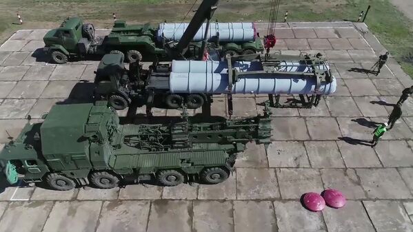 شارژر سیستم راکتی اس-300 در رزمایش شرق 2018 - اسپوتنیک افغانستان  