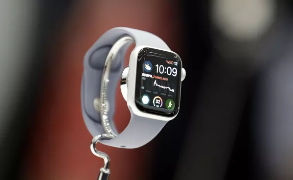 ساعت جدید Apple Watch 4 در مراسم رونمایی محصولات جدید اپل نشان داده شد. ساعت جدید Apple Watch 4 در مراسم رونمایی محصولات جدید اپل نشان داده شد. - اسپوتنیک افغانستان
