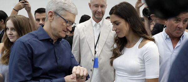 مدیر عامل شرکت تیم کوک و فوتبالیست الکس مورگان، در مراسم رونمایی از محصولات جدید اپل مدیر عامل شرکت تیم کوک و فوتبالیست الکس مورگان، در مراسم رونمایی از محصولات جدید اپل - اسپوتنیک افغانستان