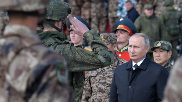 Президент РФ Владимир Путин на полевом смотре войск на забайкальском полигоне Цугол после окончания основного этапа военных маневров Восток-2018 - اسپوتنیک افغانستان  