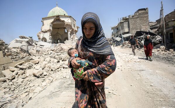 زن عراقی همراه با کودک خود – شهر موصل، عراق - اسپوتنیک افغانستان  