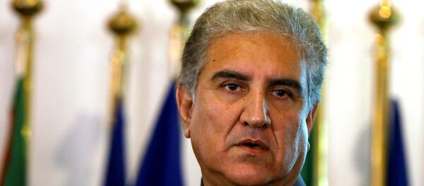 Pakistan's new Foreign Minister Shah Mehmood Qureshi listens during a news conference at the Foreign Ministry in Islamabad, Pakistan August 20, 2018 Pakistan's new Foreign Minister Shah Mehmood Qureshi listens during a news conference at the Foreign Ministry in Islamabad, Pakistan August 20, 2018 - اسپوتنیک افغانستان