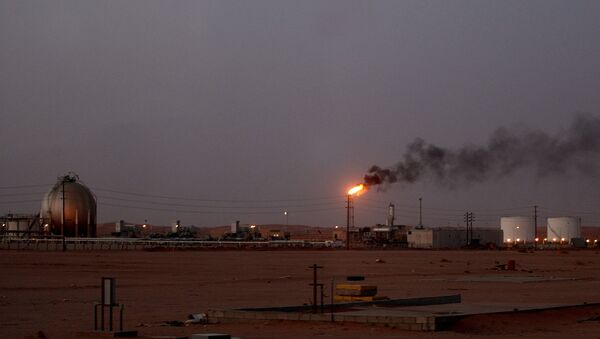   انفجار و آتش سوزی ناشی از حمله پهپاد ها در پالایشگاه نفتی عربستان + ویدئو - اسپوتنیک افغانستان  