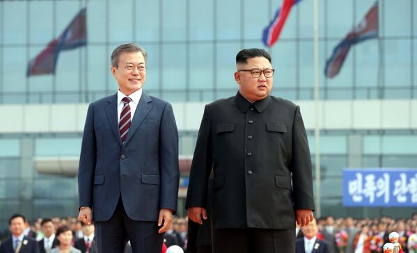 کیم جونگ اون رهبر کوریای شمالی و مون جائه این، رئیس جمهور کوریای جنوبی - اسپوتنیک افغانستان  