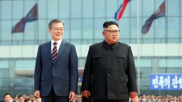 کیم جونگ اون رهبر کوریای شمالی و مون جائه این، رئیس جمهور کوریای جنوبی - اسپوتنیک افغانستان  