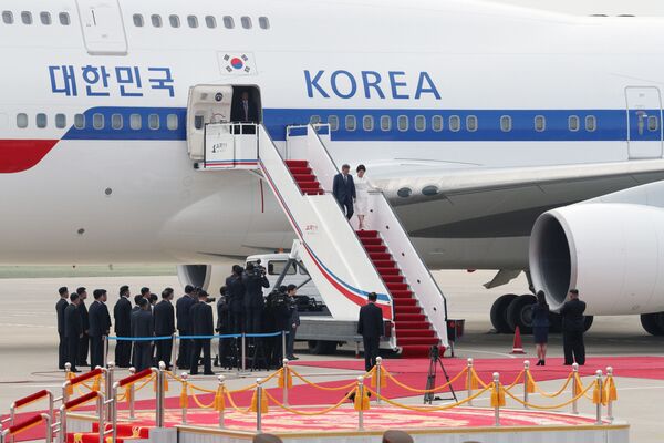 لحظه نشست هواپیمای رئیس جمهور کوریای جنوبی در فرودگاه پیونگ یانک - اسپوتنیک افغانستان  