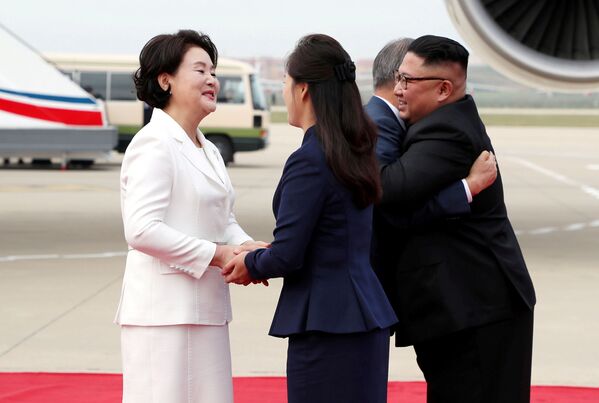 استقبال گرم رهبر کوریای شمالیبه همراه  همسرش از رهبر کوریای جنوبی و همسرش در فرودگاه پیونگ یانگ - اسپوتنیک افغانستان  
