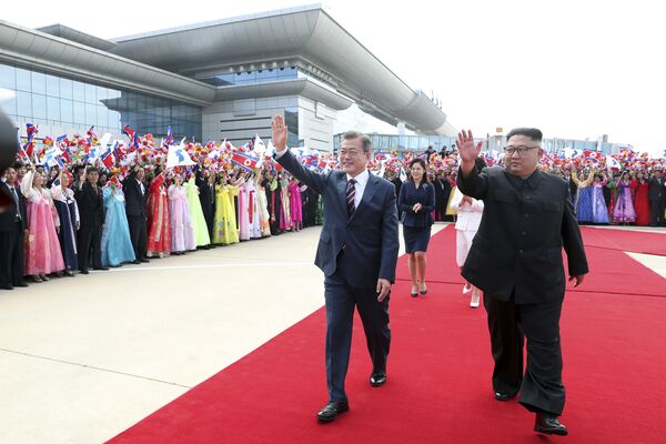 رهبران کوریای شمالی و جنوبی، کیم جونگ اون و مون جائه این در فرودگاه پیونگ یانگ - اسپوتنیک افغانستان  