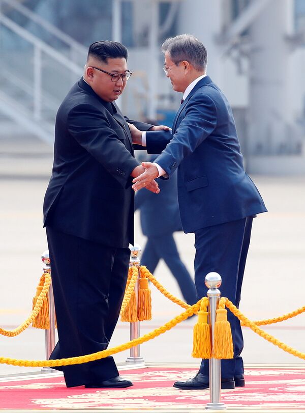 رهبران کوریای شمالی و کوریای جنوبی در مراسم رسمی استقبال از مون جائه این در فرودگاه پیونگ یانگ - اسپوتنیک افغانستان  