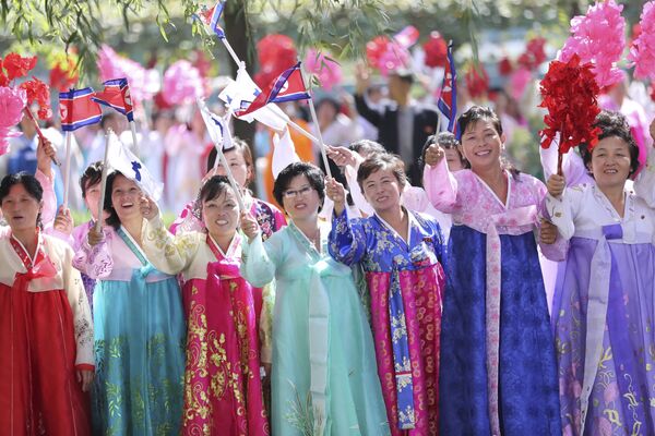 استقبال شهروندان کوریای شمالی از مهمان عالی رتبه، رئیس جمهور کوریای جنوبی - اسپوتنیک افغانستان  