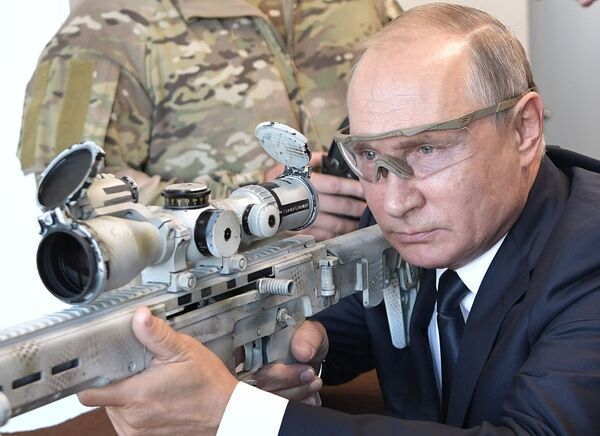 ولادیمیر پوتین، رئیس جمهور روسیه در حال تیراندازی - اسپوتنیک افغانستان  